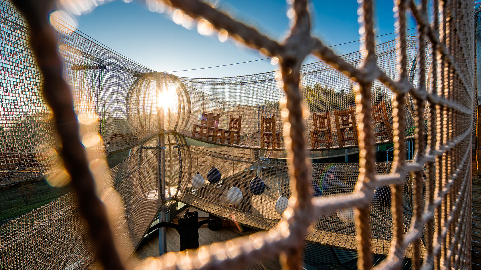 Siatki bezpieczeństwa na trasach linowych