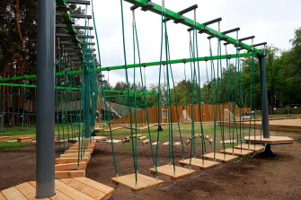 Przyziemny park linowy